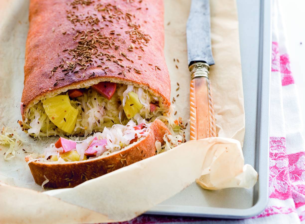 Zuurkoolstrudel met rookworst en ananas