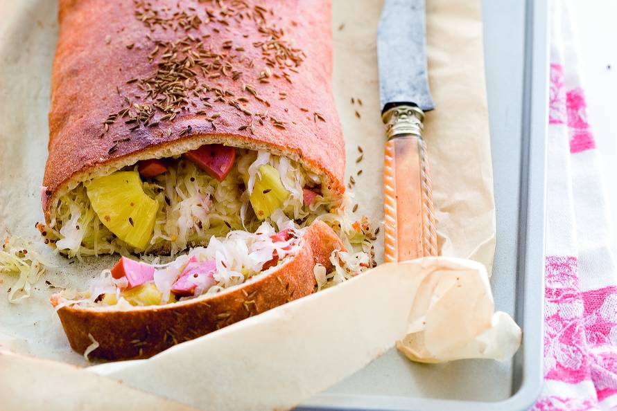 Zuurkoolstrudel met rookworst en ananas