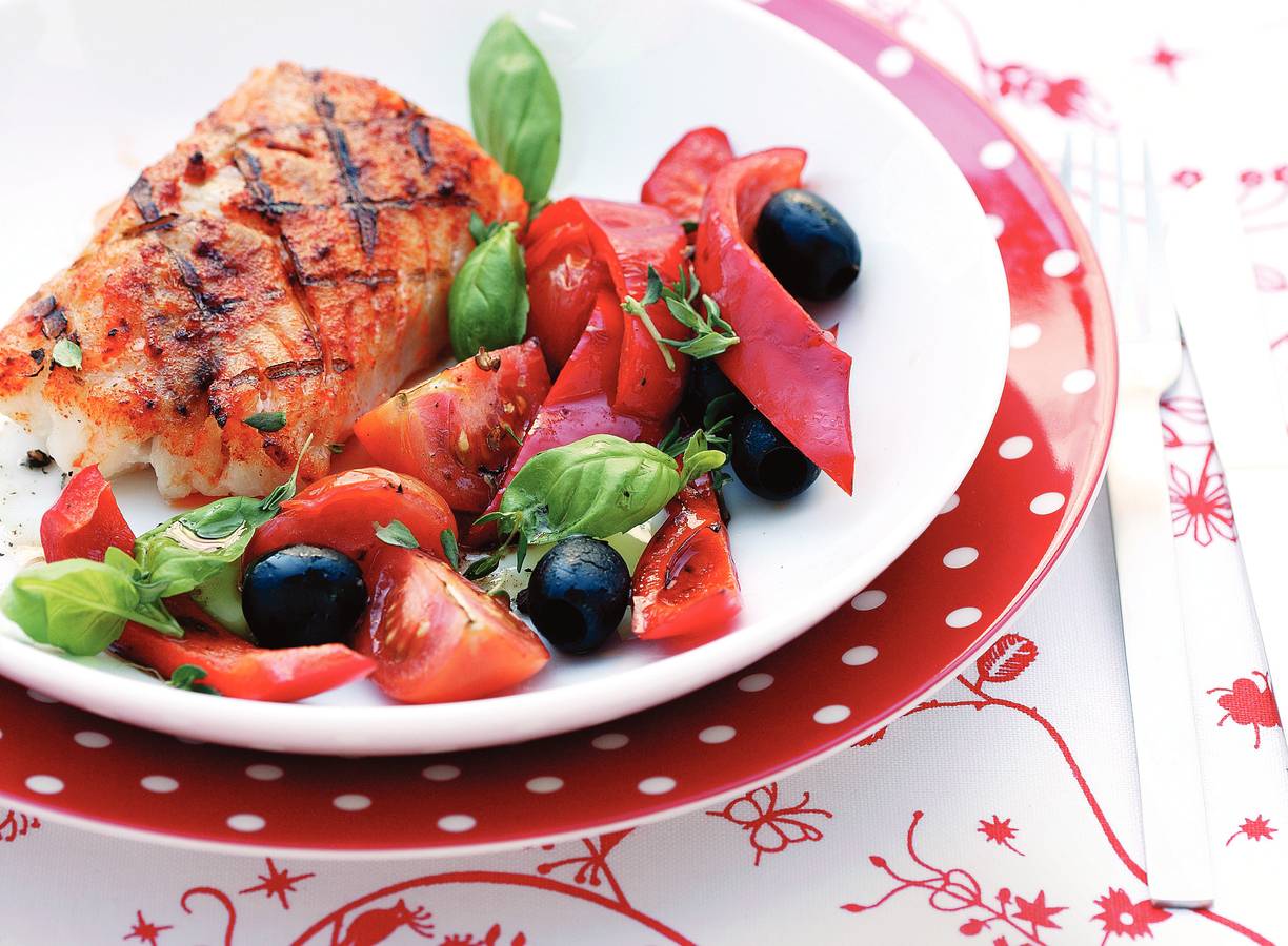 Lauwwarme tomatensalade met gegrilde kabeljauw