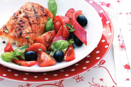 Lauwwarme tomatensalade met gegrilde kabeljauw