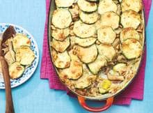 Romige pasta uit de oven met knapperige spekjes en een krokant laagje bestrooid met pijnboompitjes.