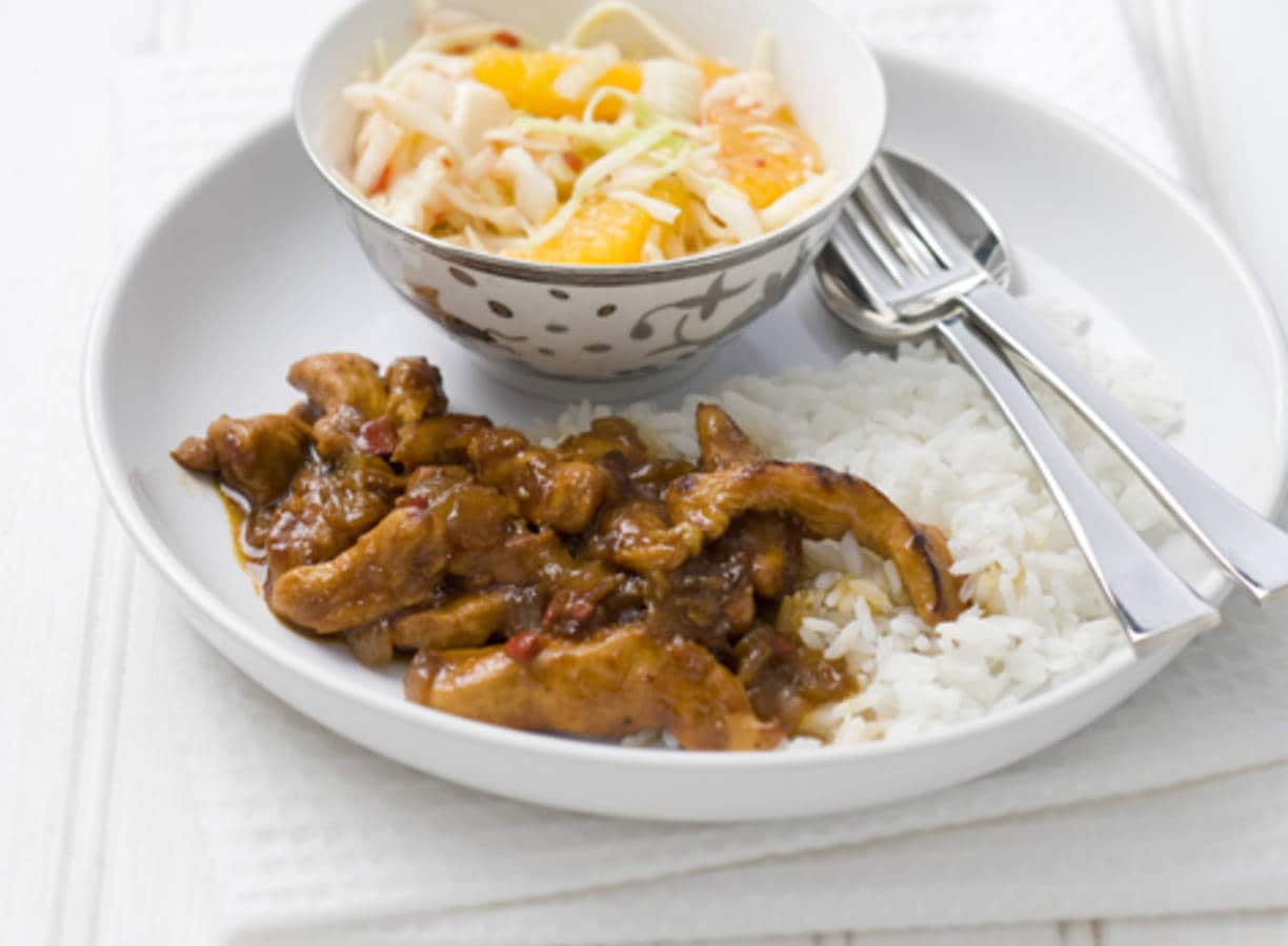 Ketjapkip met pittige sinaasappel-koolsalade