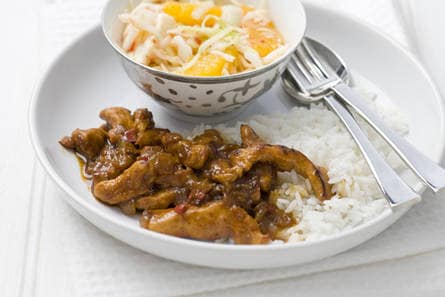 Ketjapkip met pittige sinaasappel-koolsalade
