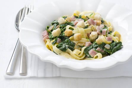 Tagliatelle met spinazie & knoflookcroutons