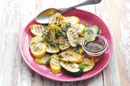 Gegrilde gele en groene courgette