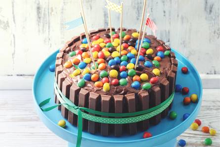 Verwonderend KITKAT-M&M-taart - Recept - Allerhande - Albert Heijn BQ-16