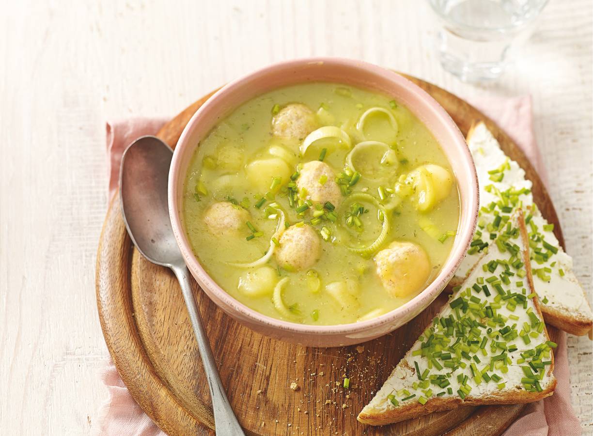 Aardappelpreisoep met zalmballetjes