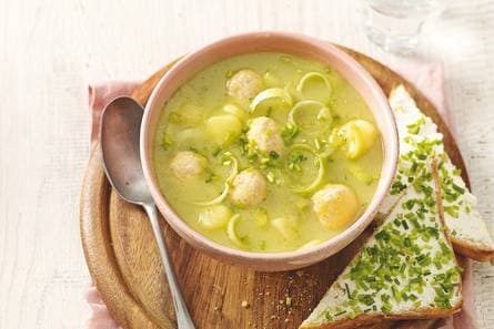 Aardappelpreisoep met zalmballetjes