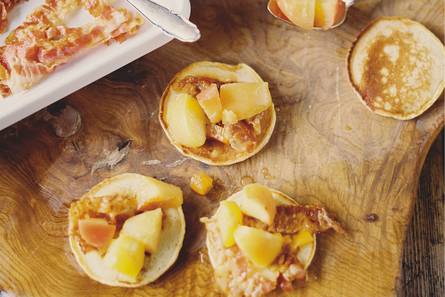 American pancakes met appelcompote en spek