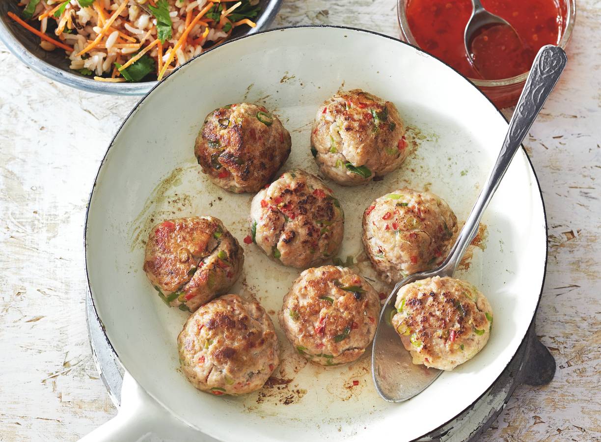 Aziatische kipballetjes met wortelrijst