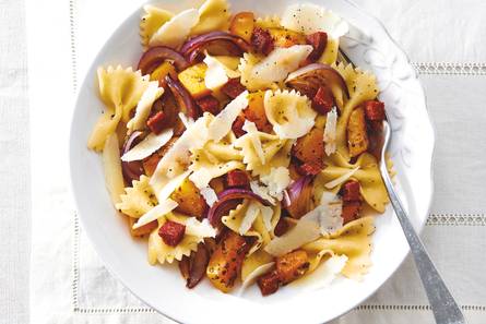Pasta met pompoen en salami