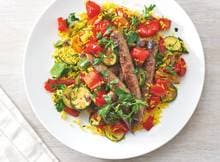Dit rijstgerecht met pikante pepers en worst staat in een kwartier op tafel.