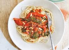 Een aangeklede spaghetti bolognese: met paprika, spinazie en pijnboompitten. 