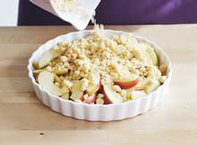 Brosse kruimels, in een kwartiertje klaar. Daarna over het lekkerste seizoensfruit de oven in!