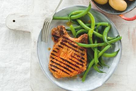 Gegrilde karbonades met sperziebonen