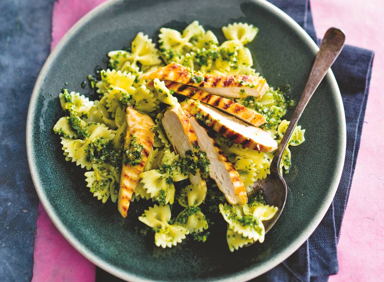 Gegrilde kipfilet met pasta en peterseliepesto