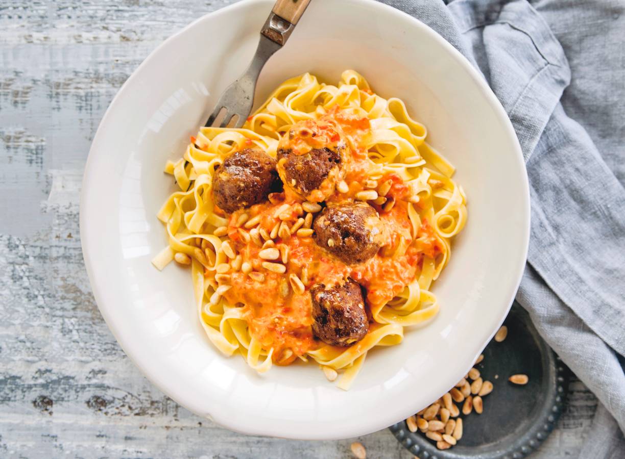 Gehaktballetjes met tagliatelle en paprikasaus