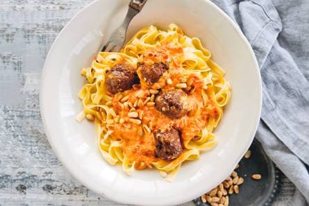 Gehaktballetjes met tagliatelle en paprikasaus