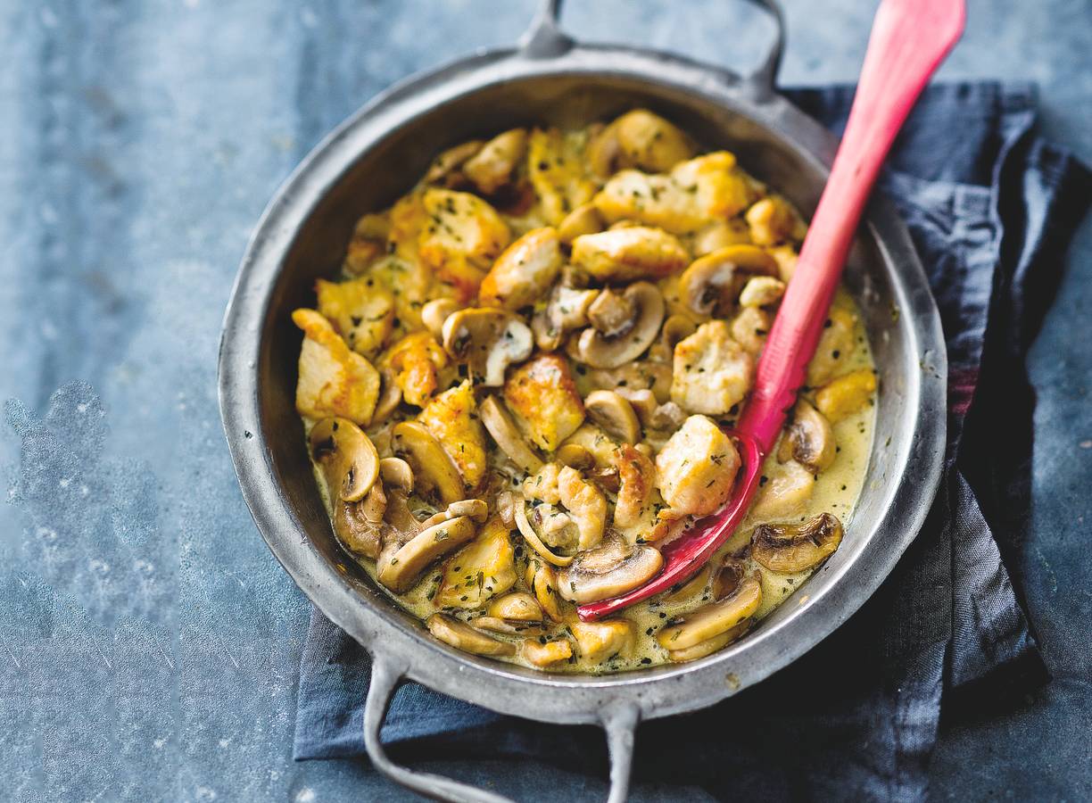 Snelle kipragout met room, champignons en dragon