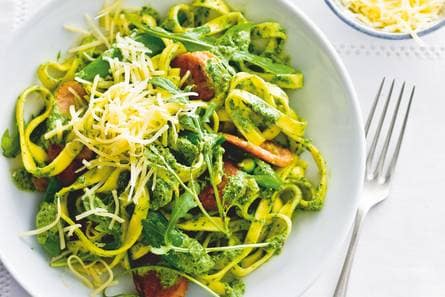 Verse pasta met sugarsnaps en vegaworst