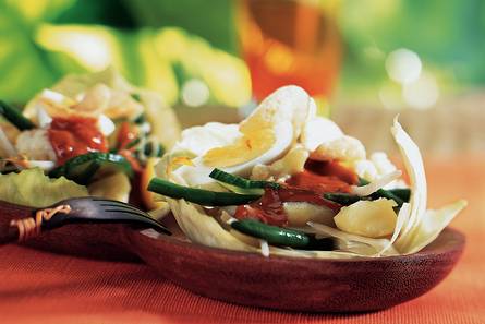 Gado gado met komkommer en kroepoek