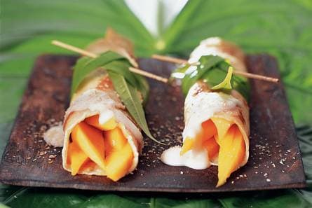 Kokosflensjes gevuld met mango