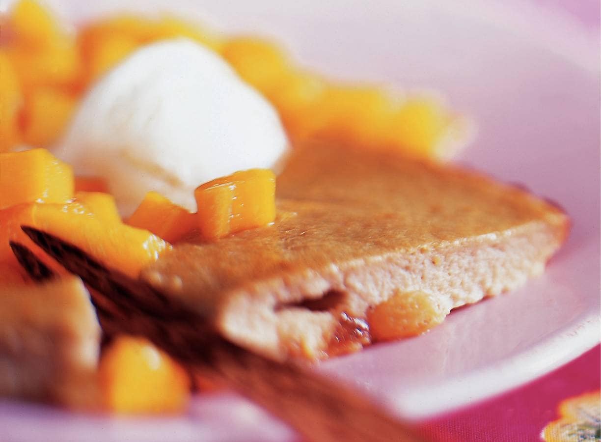 Bananenpudding met mangocompote en ijs