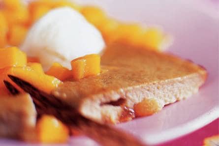 Bananenpudding met mangocompote en ijs