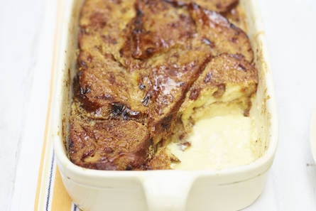 Broodpudding van fruit- noten- en rozemarijnbrood