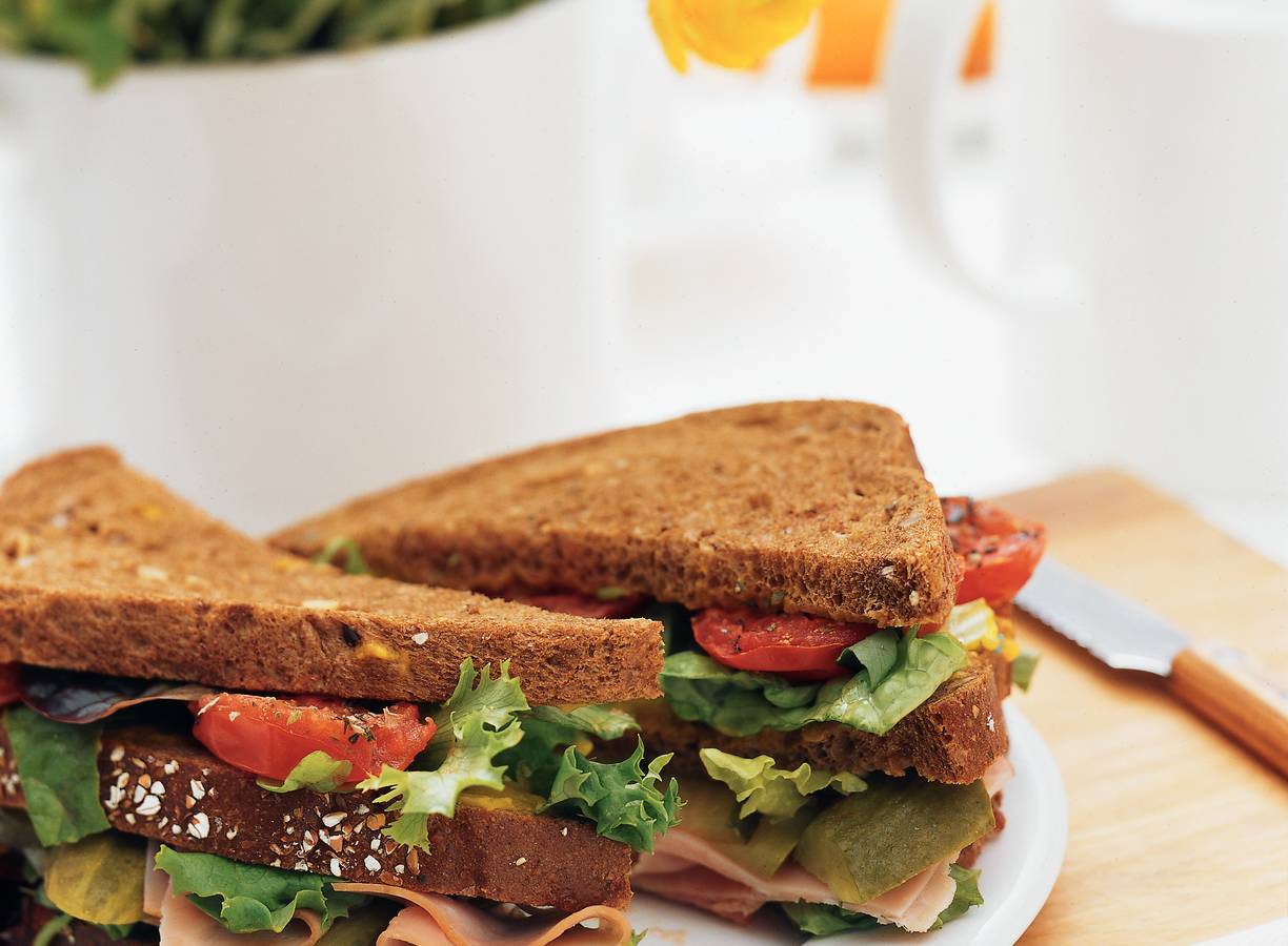 Sandwich ham met geroosterde tomaat