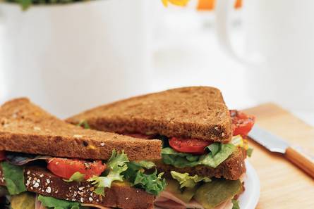Sandwich ham met geroosterde tomaat