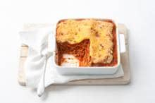 Deze makkelijke lasagne maak je met gehakt, gepelde tomaten, ui, knoflook en belegen kaas. Een simpele en smakelijke klassieker!