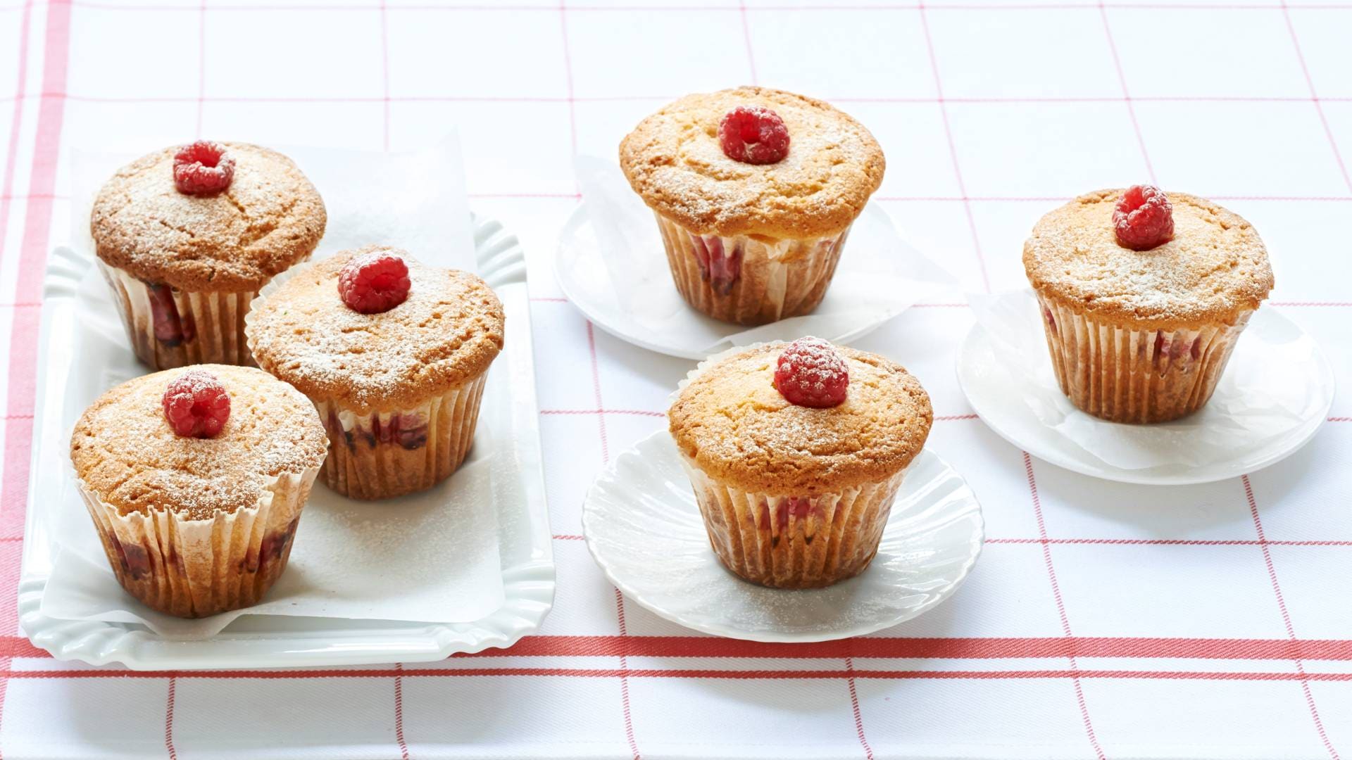 Frambozencakejes met witte chocolade recept Allerhande Albert Heijn
