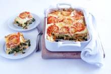 Deze lasagne met spinazie en zalm is heerlijk romig door het gebruik van ricotta.