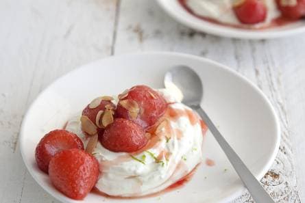 Aardbeien uit oven met roomyoghurt