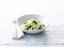 In een risotto hoort een goede kaas. Deze keer geen parmezaan, maar pittige gorgonzola. 