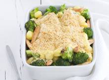 Broccoli en kip samen in een knapperige ovenschotel met honing-mosterdsaus. Vanavond deze doen?