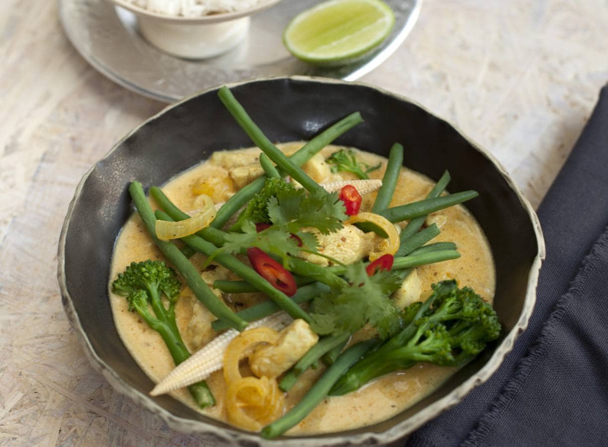 Curry van minigroente met kip