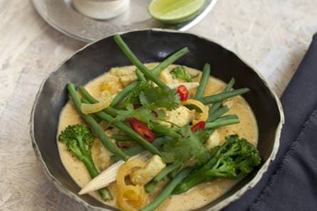 Curry van minigroente met kip