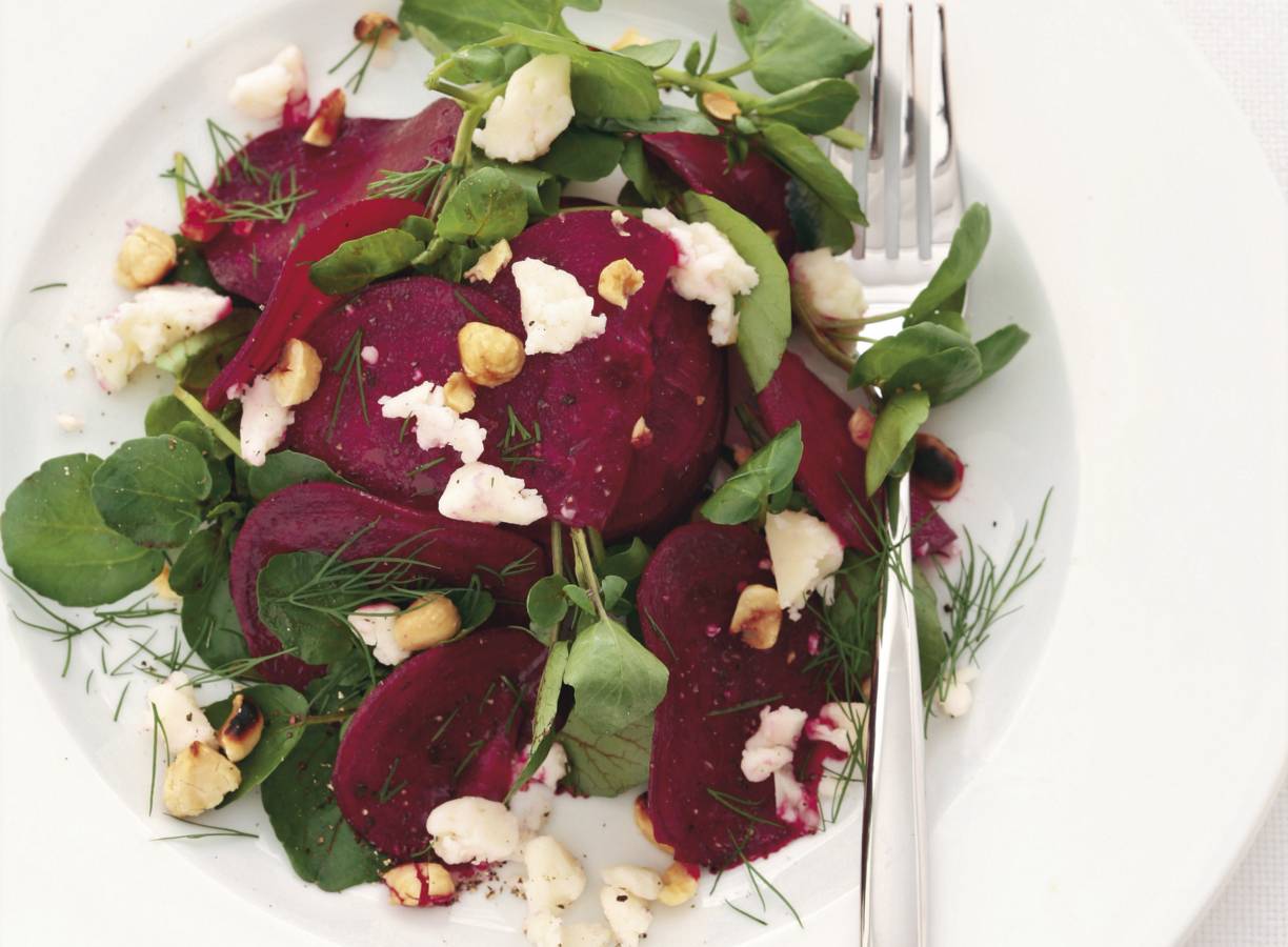 Bietensalade met geitenkaas en hazelnoten
