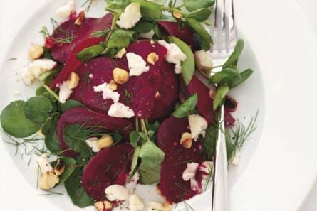 Bietensalade met geitenkaas en hazelnoten