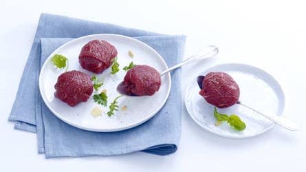 Bonbon van carpaccio met kruidensalade