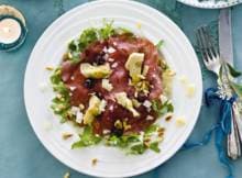 Carpaccio nieuwe stijl, met kruidige artisjokharten en zilte olijven.