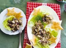 Succes verzekerd met dit feestelijke voorgerecht. De champignons bak je in kruidenboter met ui, tijm en knoflook.