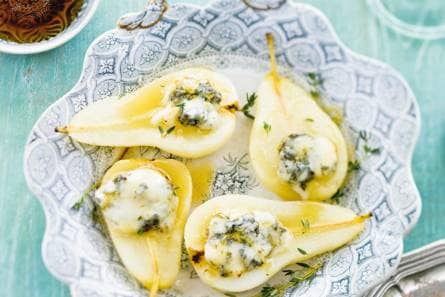 Gepocheerde peer met honing en gorgonzola