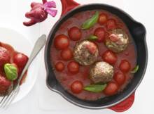 Gehaktballetjes met vanbinnen een verrassing. Gestoofd in tomaten-basilicumsaus.