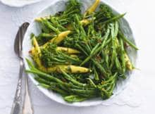 Mais, bimi en haricots verts met een frispittige dressing van sinaasappel, dragon, peterselie, mosterd, rode peper en olie.