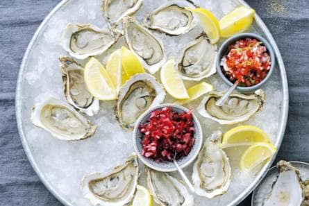 Oesters met gemarineerde bietjes & rodepeper-tomatensalsa