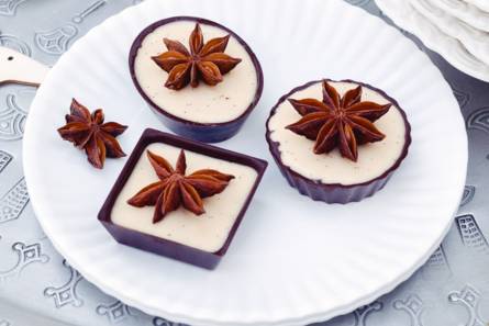 Panna cotta met rum en steranijs in chocoladecupjes