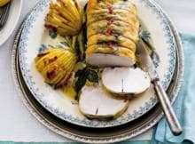 Door de rollade te bedekken met spek blijft hij lekker sappig en krijgt hij extra smaak.